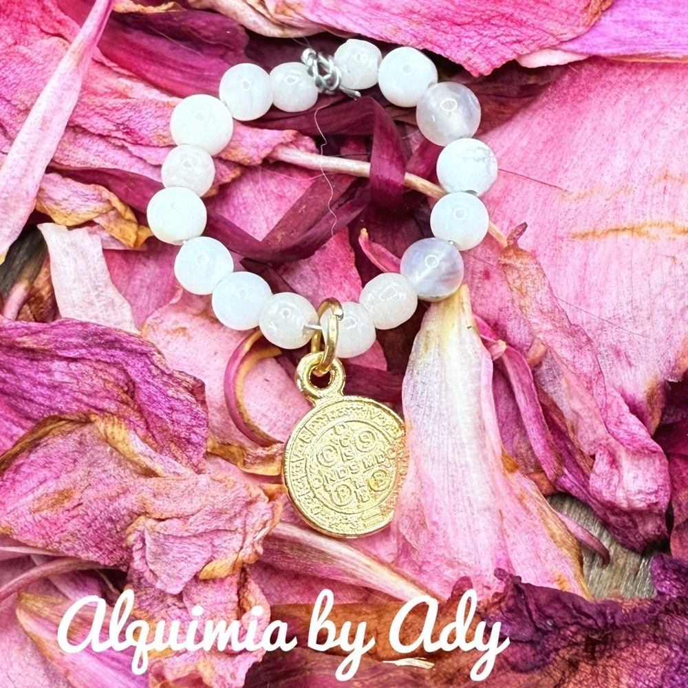 Beaded white agate gold charm ring - Picture 2 of 2